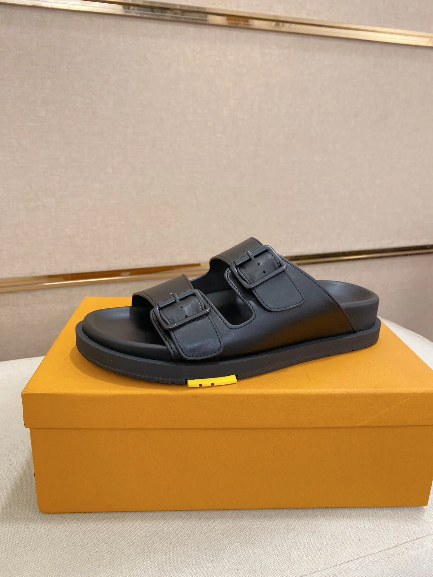 Factory price: 420💰Made by LV🔍Top purchasing agent. Men's spring and summer slippers are available at the same counter. The uppers are made of cowhide imported from Italy. High-quality craftsmanship, soles: original soles specially provided by the original factory, exclusive movable molded soles are super comfortable, original factory follow-up goods, 🔍🔍high quality, can be entered and exited the counter at will, welcome to compare, code number 38-44. Can be customized45